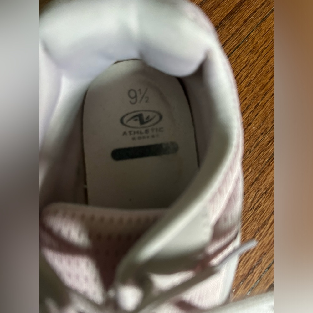 Light mauve tennis shoes 9.5 - Picture 5 of 6